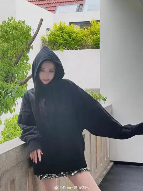 迪丽热巴再晒生活美照,化身猫系少女超可爱,秀纤细美腿显少女
