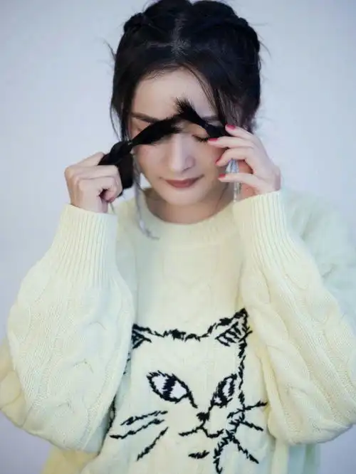 杨幂毛衣配短裙细腿抢镜扎麻花辫超少女
