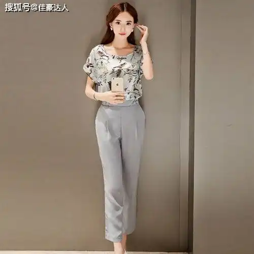 衣服上的形容可能是淡雅的感觉,就如同图上的这件衣服的感觉一样,淡雅入玉文艺刺绣服装
