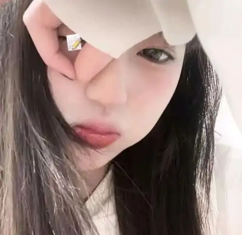 ins冬季温柔风女生头像
