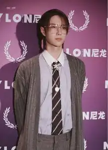 有种换脸叫王一博,油头金边眼镜演绎雅痞风,网友酷盖来了

