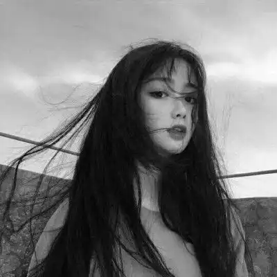 黑白女头像伤感高冷人总是各有苦衷不甘平庸
