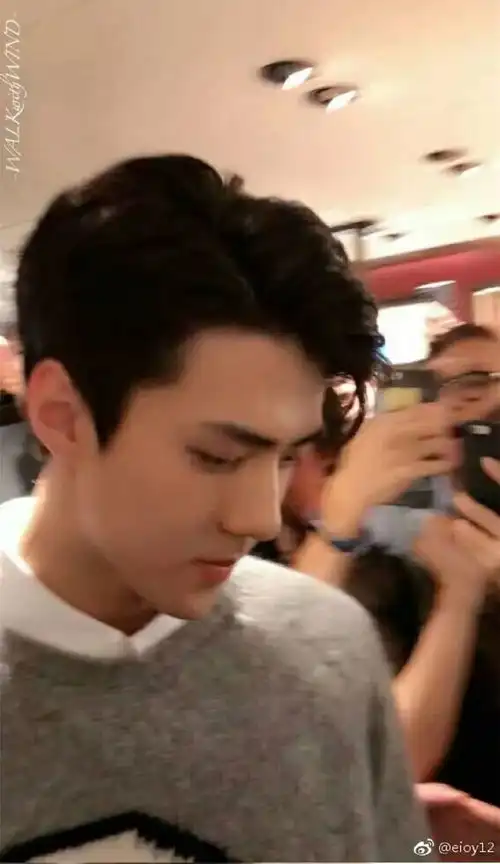 路人镜头下的男明星,他们都有一个共同缺点
