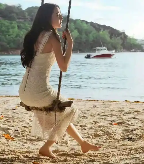 迪丽热巴荡秋千旧照火了,1小时阅读量破888万,网友人间仙女
