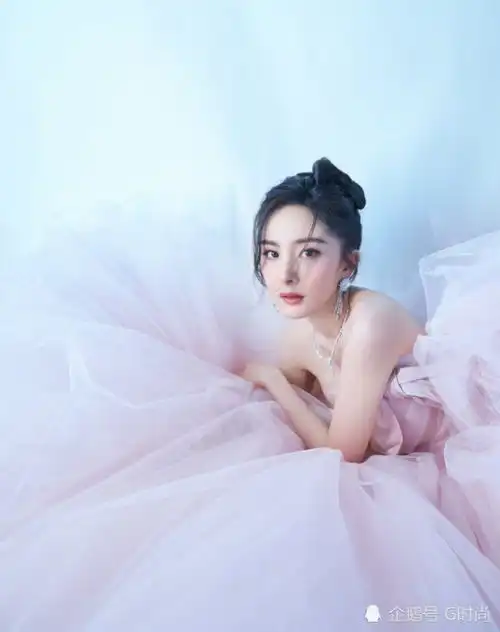 杨幂一袭粉色系的长裙宛若童话里的公举,优雅大气,仙女气息十足
