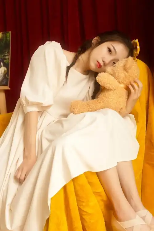 美女欣赏草莓系甜美少女居家私房写真
