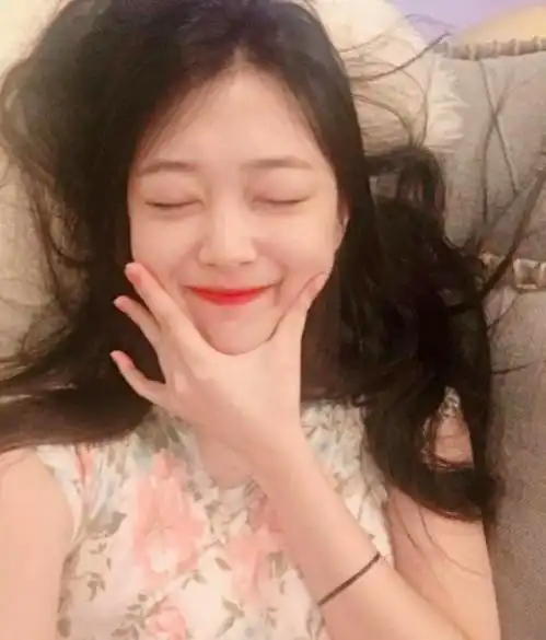 25岁人气女团成员崔雪莉风格大变成无眉星人,网友像白化病病人
