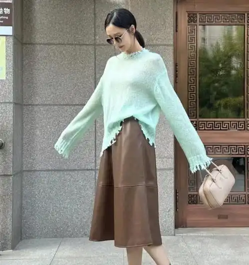春天流行的女款毛衣,就选这5个颜色,显白显年轻,黄黑皮放心买

