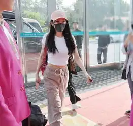 杨幂穿肚脐装搭阔腿裤,这身材是真好啊,大叔都盯着她拍照
