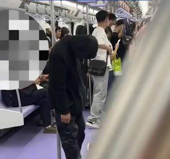 西安地铁黑衣男子身份确定
