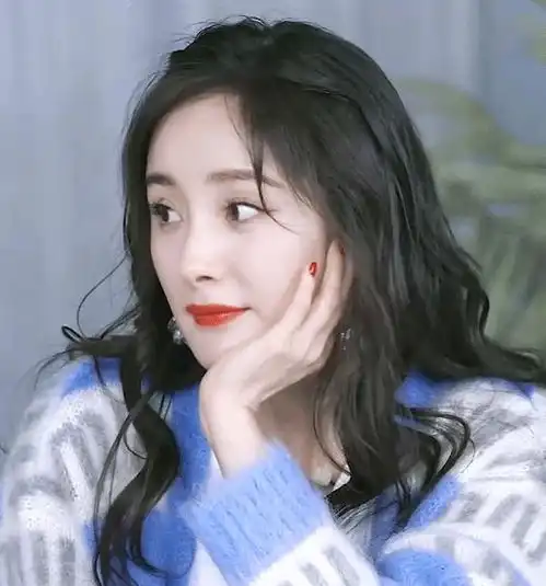 杨幂直播和粉丝互动,早秋少女系穿搭超减龄,不愧是显嫩小能手

