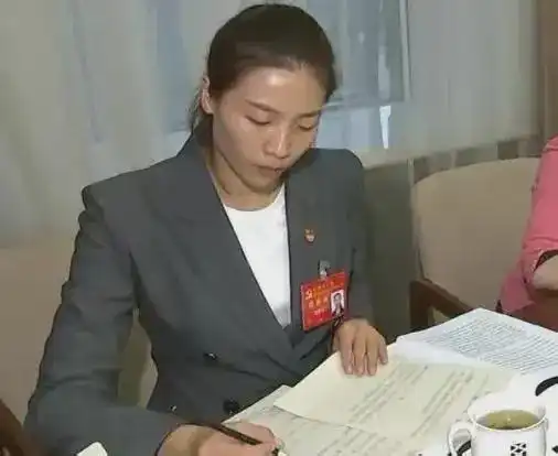 魏秋月vs丁霞论身材魏秋月最美腰臀比,丁霞的颜值则被严重低估
