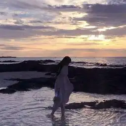 女生海边一个人看海头像
