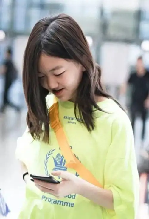 王菲二女儿李嫣才15岁,就玩下衣失踪秀出大长腿,起点真高啊
