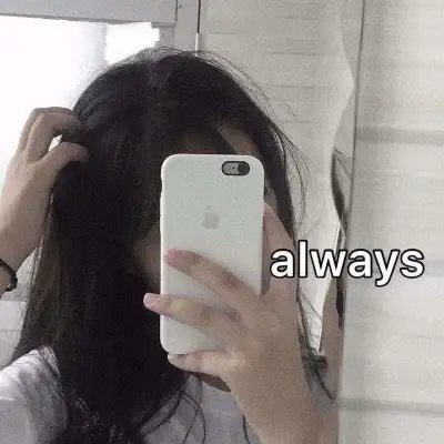手拿手机拍照挡脸女生头像,可爱女生手遮脸
