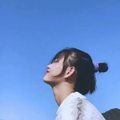 有点可爱又有点复古的女生头像
