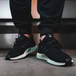 纯白yeezy是怎么狂降价变白菜的
