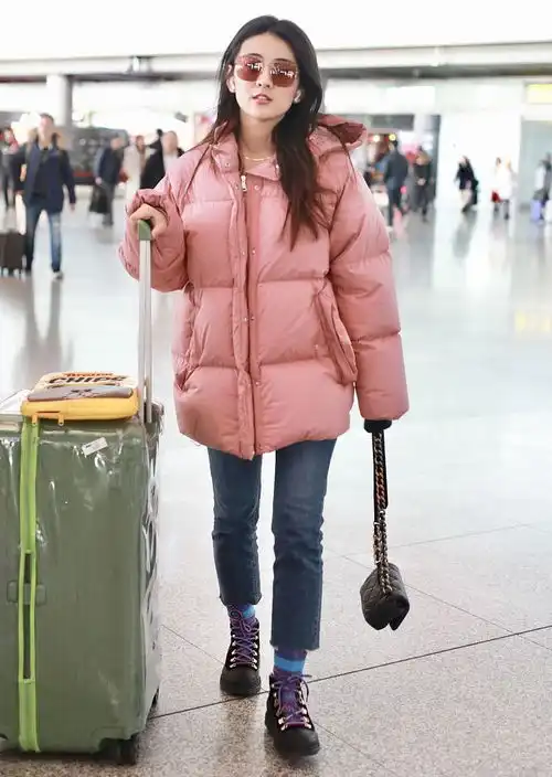 梁洁罕见亮相,穿粉色臃肿羽绒服麻杆腿够抢镜,少女心真爆棚
