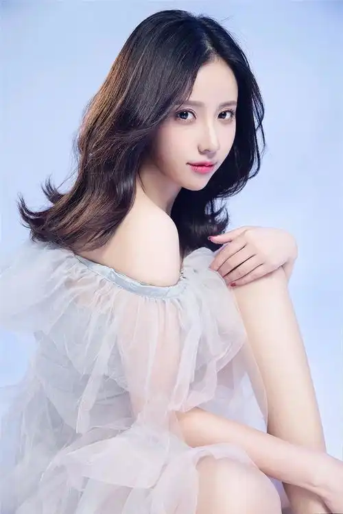 昆霓心碎一地主题写真曝光佛系少女回眸甜笑迷人
