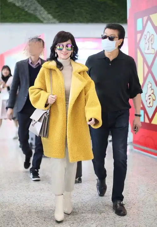 赵雅芝的气质真让人佩服,这么大岁数还穿黄色,看外表不像奶奶辈
