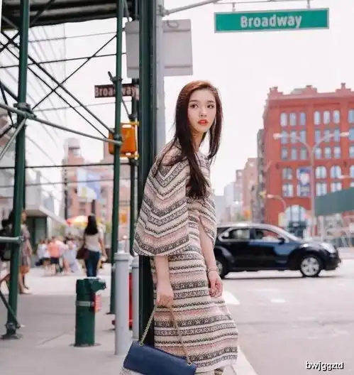 美人鱼是怎么变美的林允的穿搭告诉你,极简才是美
