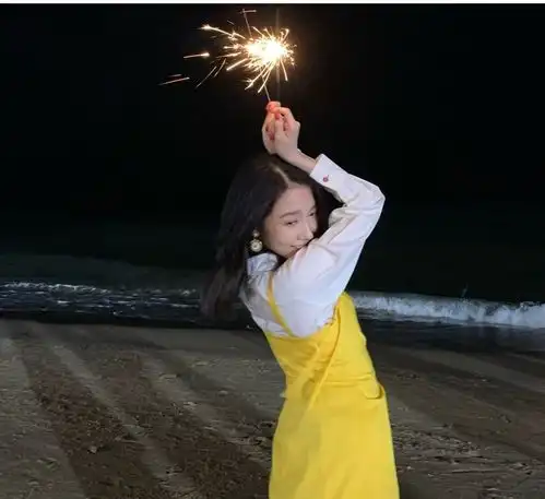 孟美岐身穿白色衬衫搭淡黄色长裙,简洁又干练,清新又甜美
