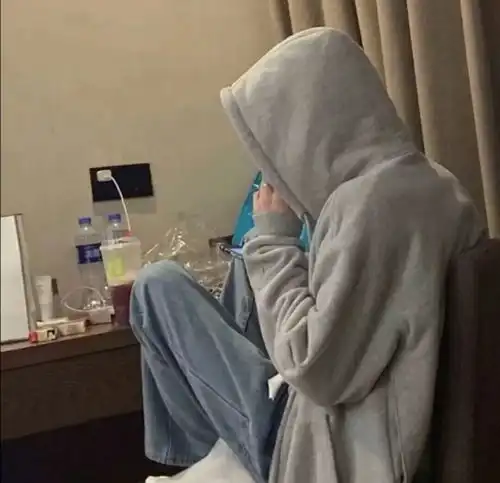 暗色系男生头像
