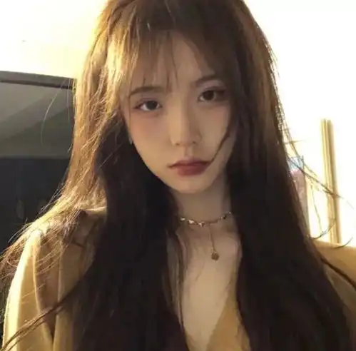 女生头像蕉绿说明香蕉还没熟不好吃
