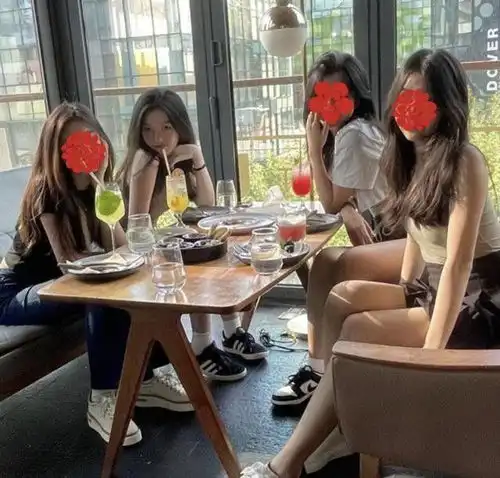 李嫣终于敢露正脸,和闺蜜聚会打扮甜美居c位,越瞅越像妈妈王菲

