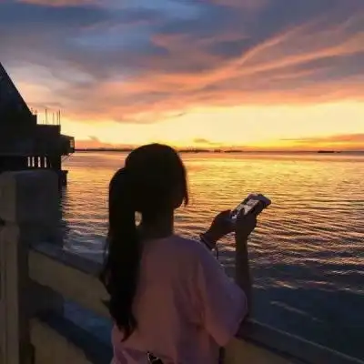 有一种人天天都笑嘻嘻的,好似和谁都合得来
