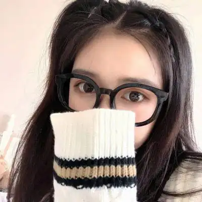 戴黑色眼框眼镜的女孩真人头像超气质网红美女
