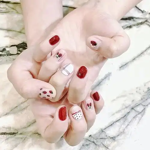 少女系草莓美甲,可爱到爆了
