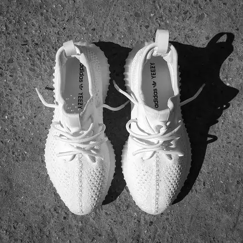 yeezy黑红配色市场价持续走低,人人都有yeezy是否将实现
