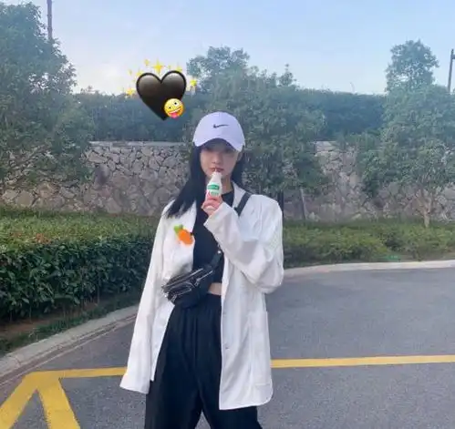 周洁琼长相甜美身材却很火辣穿白色露脐短上衣秀细腰,性感迷人
