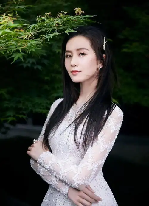 双眼皮一字眉已经过时了,现在的美女标准是这样

