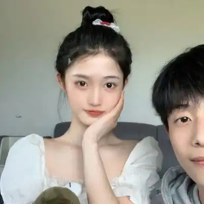 情侣头像配对一人一张真人好看超级热门的清晰真人情头
