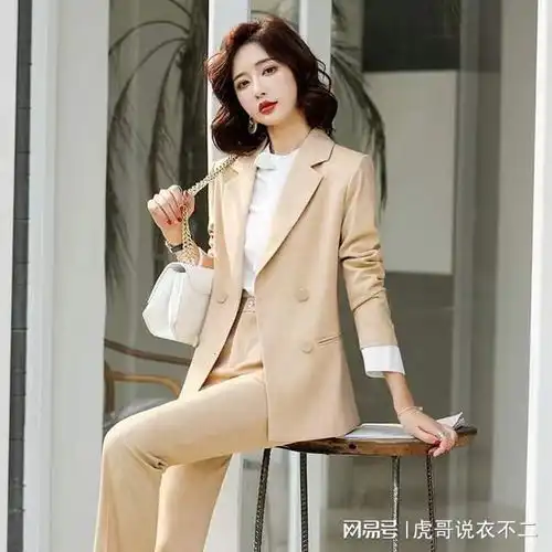 别总穿同色系了,试试更高级时髦的色彩搭配,大龄女性很适合
