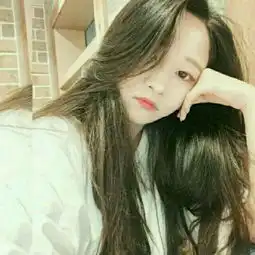 这个经常出现在韩系头像中的女生叫什么还有其他她的头像
