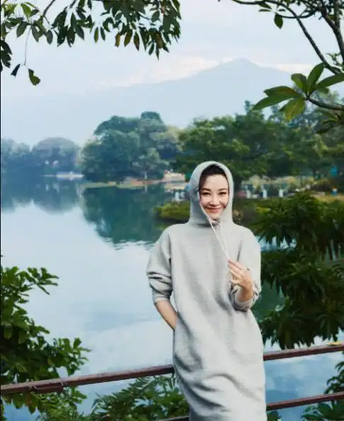 50岁的许晴不服老,大胆挑战穿衣色彩,不老女神的称呼不是白来的
