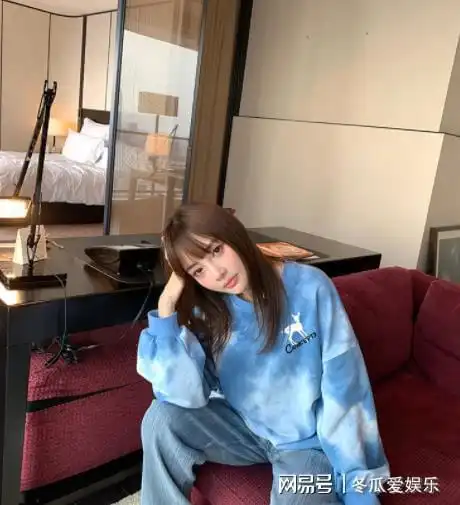 李小璐送1599玫瑰给闺蜜,黑袜短裙现身派对,离婚后真自由
