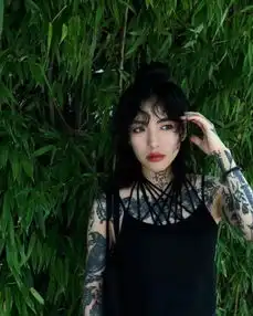 壁池丨这个火辣的韩国网红纹身师,是男人心中的红蔷薇
