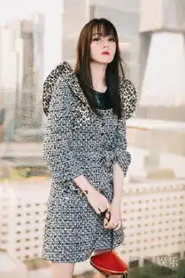 迪丽热巴豹纹造型公开优雅慵懒似猫系少女
