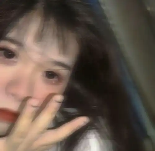 ins模糊女生头像

