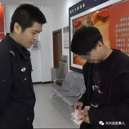 偷了个包之后你绝对猜不到他躲在了哪
